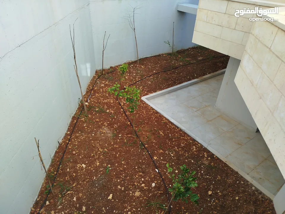 شقه مع حديقه للبيع