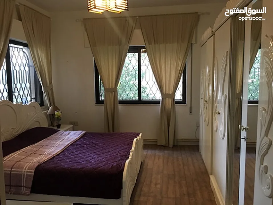 شقة مفروشه غرفة نوم واحدة في عمارة عاءلية للايجار