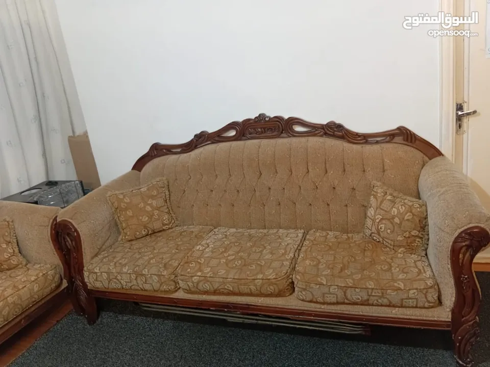 طقم كنب مستعمل بحالة جيدة للبيع بداعي السفر