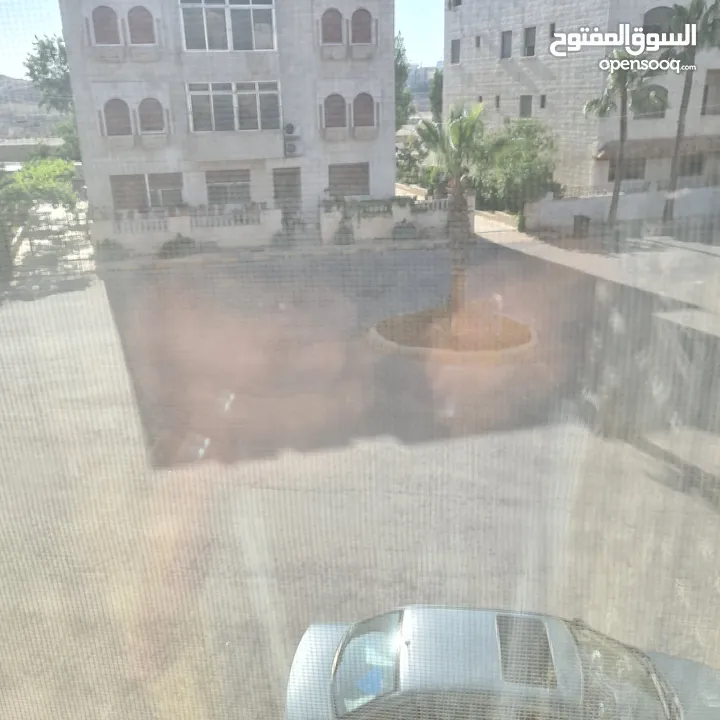 شقة في عمارة عائلية للبيع في إسكان الضباط مرج الحمام. شارع جانبي هادئ