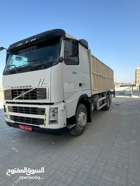 Volvo FH 440 with block Crane