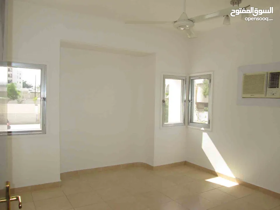 شقة واسعة مع غاز و صيانة مجاني بالقرب من الخوير سكوير-Cozy flat with FREE GAS nxt to Khuwair Square