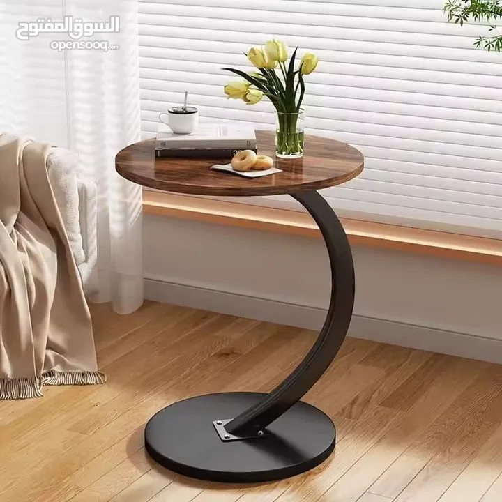 طاولة جانبية مستديرة على شكل حرف C: