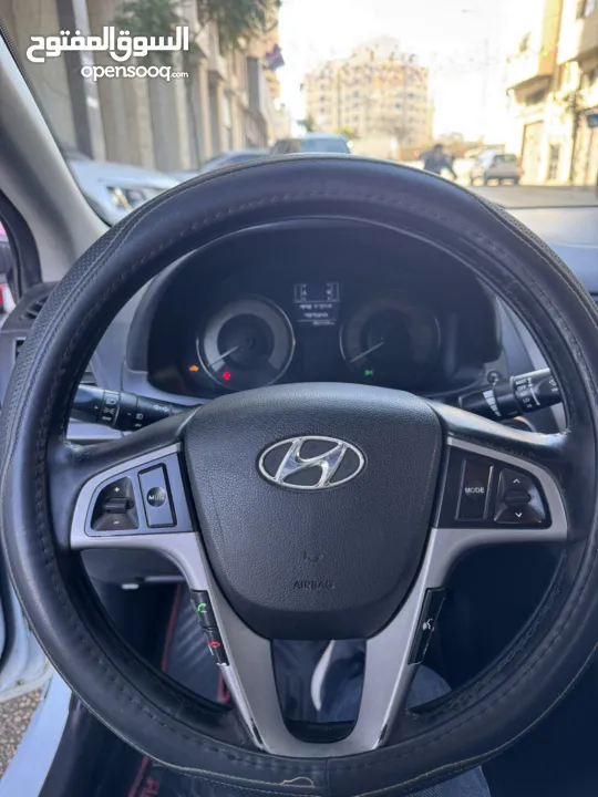 هونداي اكسنت 2015 محرك 1600 ديزل لون ابيض فرش جلد تشغيل بصمه حساسات خلفيه كاميرا خلفيه ترخيص وتامين