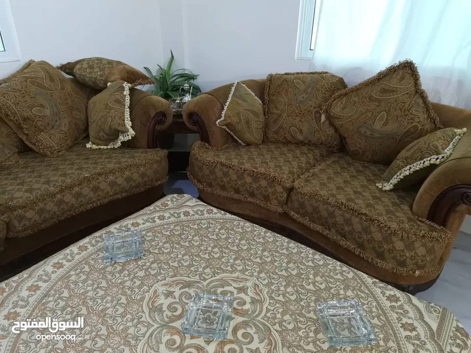 طقم كنب مستعمل بحالة الجديد خليجي مع طقم طاولات وسط