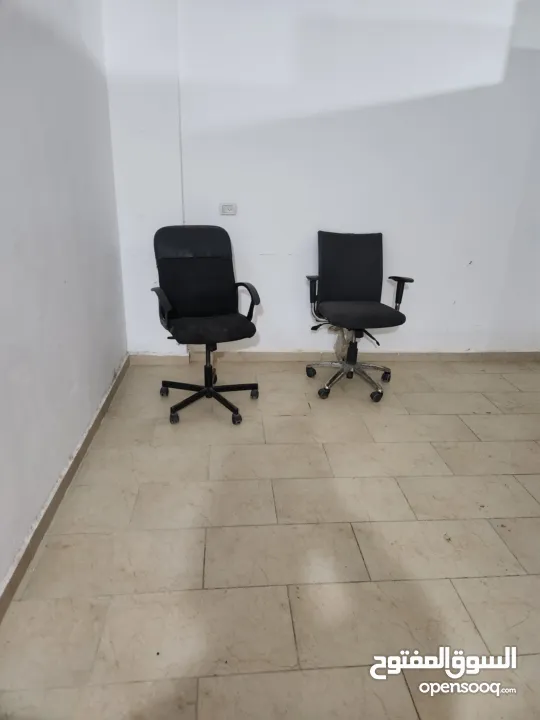 ديكور محمص شبه جديد مع رفوف وباترينه 2 متر وكراسي مكتب كلف تفصيل 15 الف شيكل البيع بسبب السفر بسعر ح