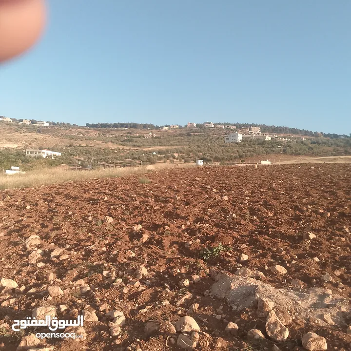 قطعة ارض مطله ومرتفعه على شارع جرش عمان الدولي