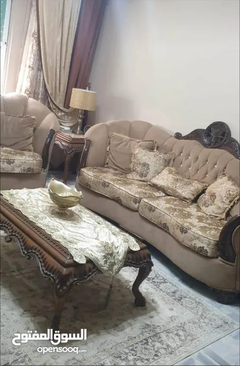 طقم كنب لغرفة الضيوف مع طاولة الوسط