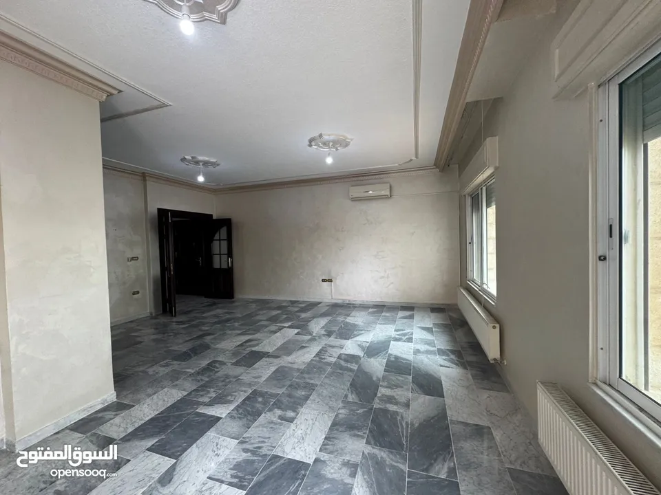 شقه طابق اول 190 متر خلف سوق السلطان