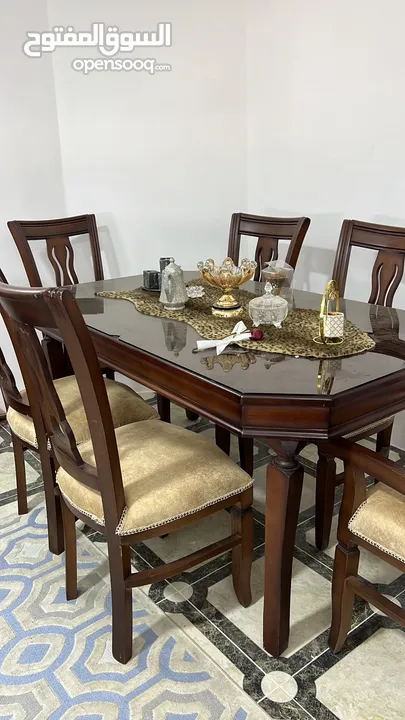 أثاث نظيف ( غرفة نوم ، غرفة جلوس ، غرفة ضيوف مع سفره ) شبه جديد