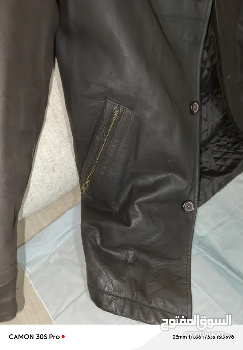 جاكيت جلد طبيعي ماركة ARMA ثقيل لون بني غامق مطفي مستعمل بحالة جيدة يلبس مقاس XL,L تم شراءه 400$