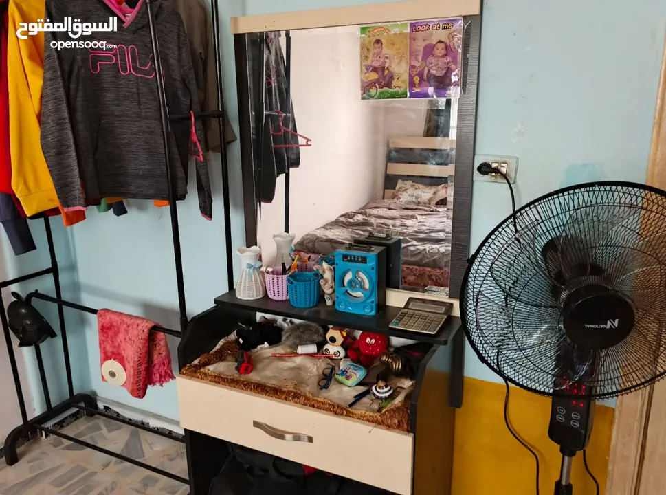 „غرفة نوم انيقة لون أسود وأبيض (تخت،خزانة،تسريحة،علاقة عامودية) ‟