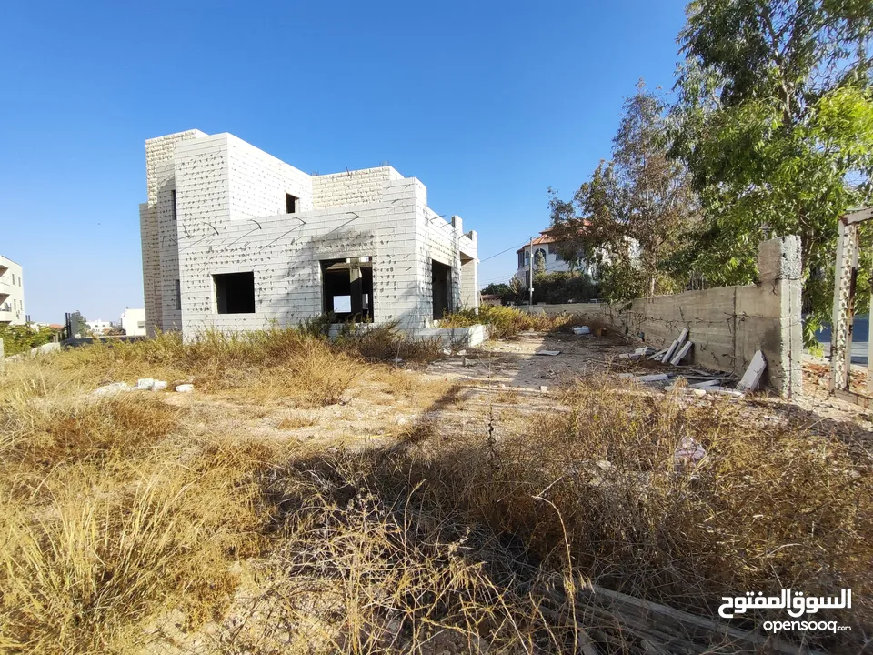قطعه أرض عليها فيلا عظم للبيع في سطح مرحبا