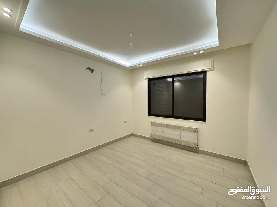 شقة مع روف دوبليكس باطلالة مميزة مساحة 200م وروف 120م مع 50 م ترس بخلدا (مشروع 118)