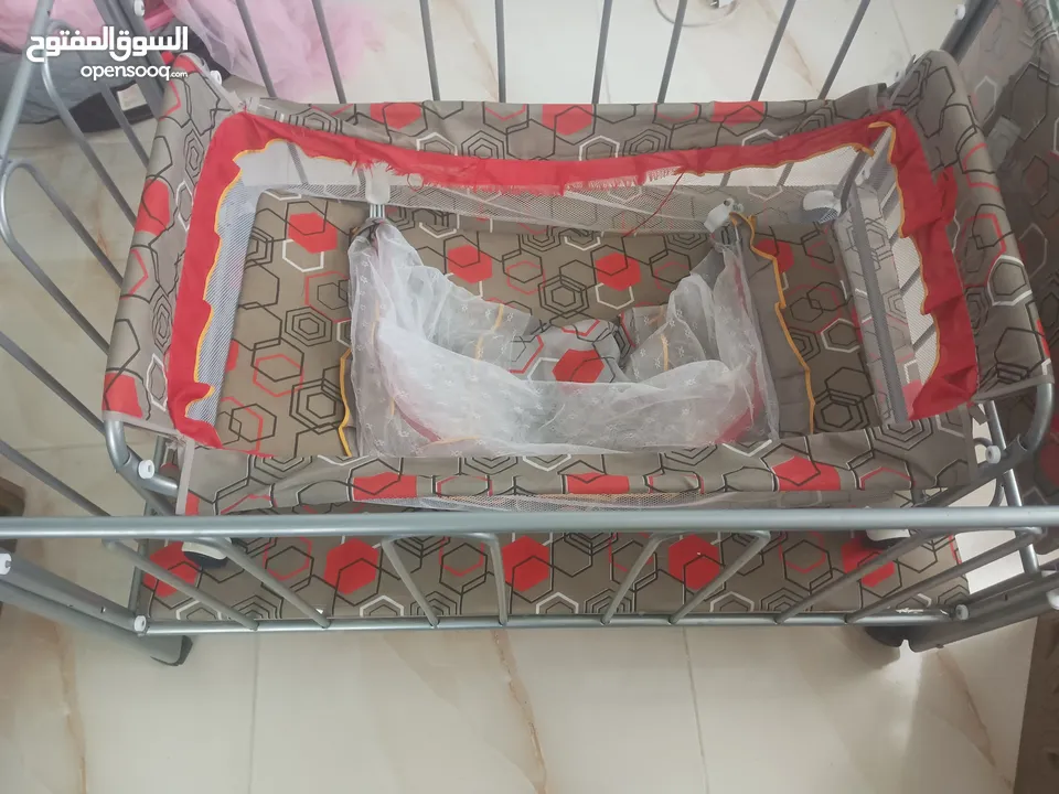 تخت عدد 2تخت صغير وتتخت كبير  وناموسيه بصلاه ع النبي بجنن مشاء الله