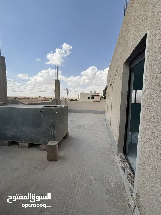 بيت طابقين للبيع في الحي الغربي  طابق ارضي بناء من 10الى 16 سنة  طابق اول بناء قبل 3شهور فقط