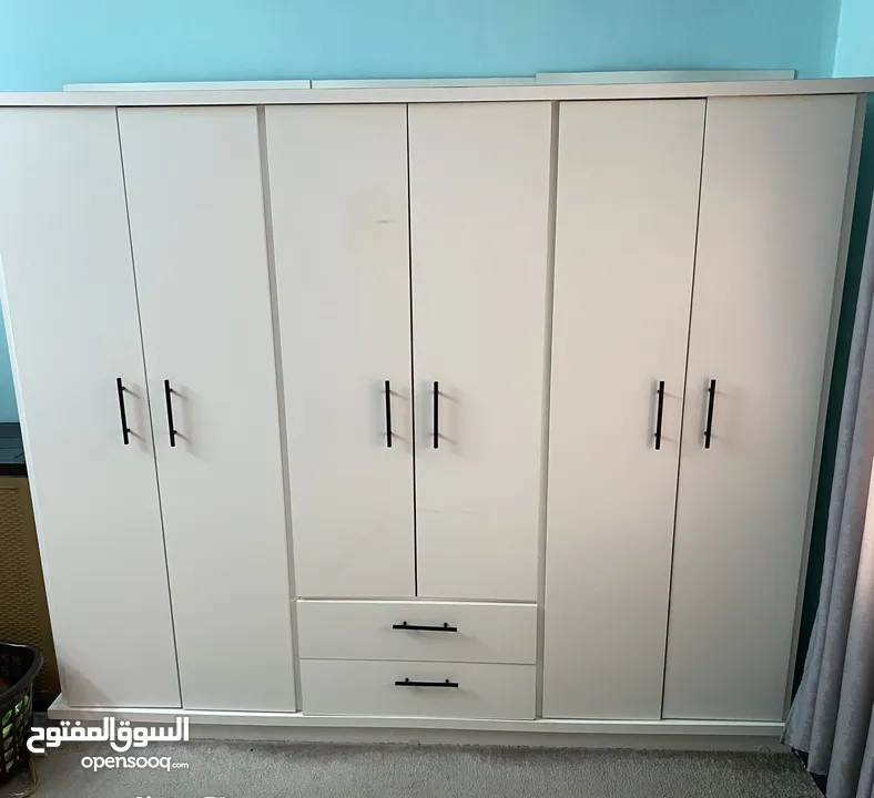 غرفة نوم مودرن باللون الابيض بحاال الجديد  خزانة وسرير مع فرشة وتسريحة  وكوميدينا