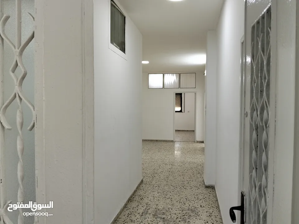 شقة للايجار حلحول الشارع الرئيسي