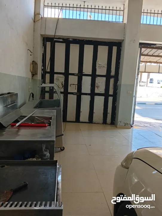 محل تجاري للبيع في مدينة حلحول على الشارع الرئيسي