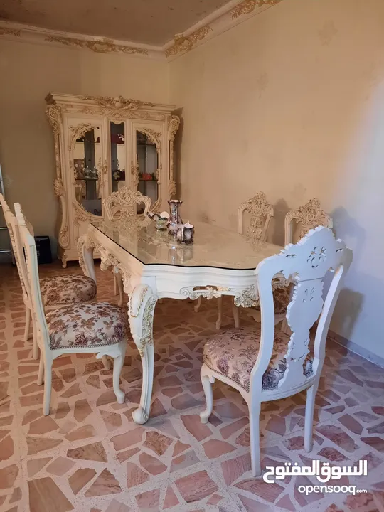 طاولة سفرة وفضية مصري حفر من الطراز الرفيع .   كراسي خشب زان عدد 8   للإستفسار