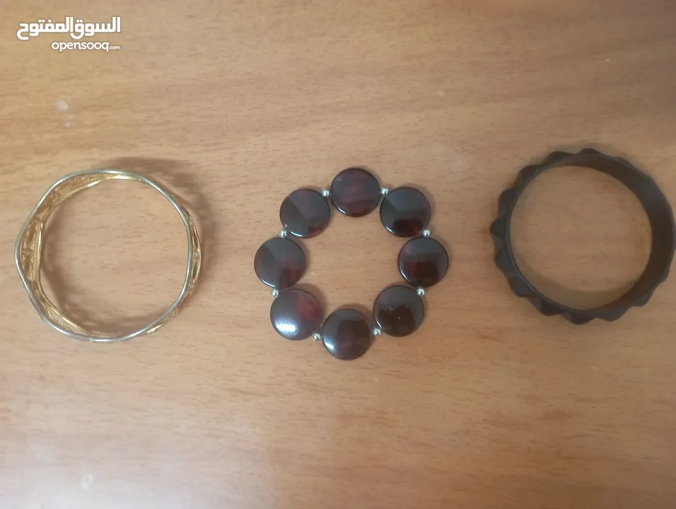 ثلاثة أساور باللون الأسود والبني والذهبي كل إسوارة 5 شيكل