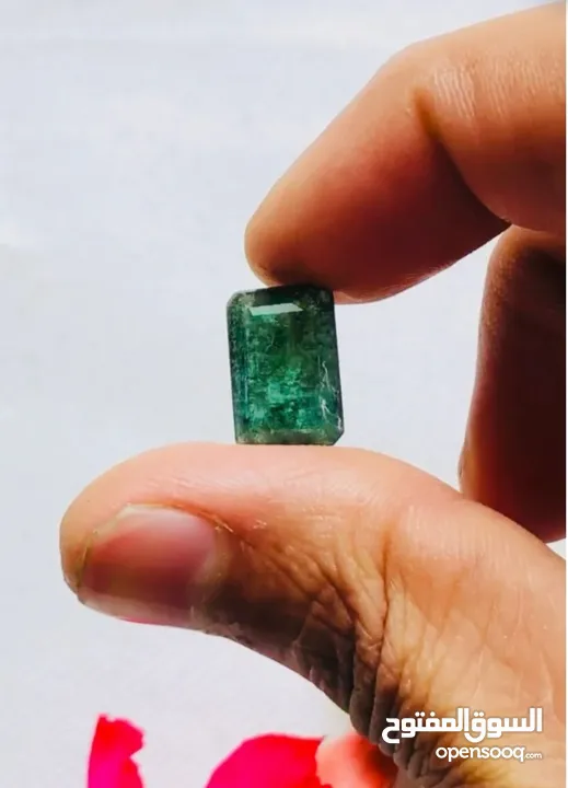 حجر زمرد زامبي طبيعي لون أخضر مزرق غامق ذبابي مع شهادة مختبر natural zambian emerald stone