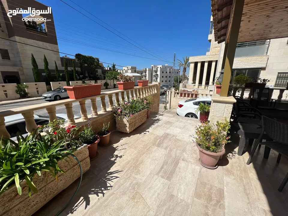 شقة للبيع في أجمل مناطق عمان في تلاع العلي الشمالي بإطلالة خلابة و تصميم ولا أروع و بمساحات 180م