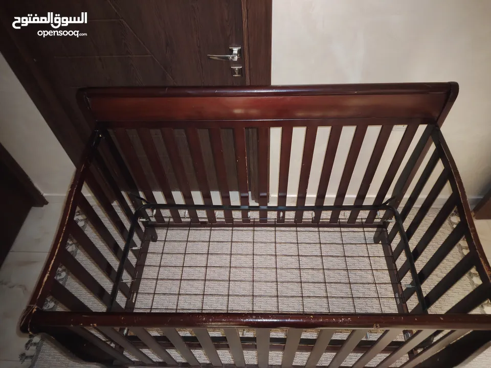سرير أطفال ديزاين أمريكي جودة عالية خشب لون عسلي قاعدة زمبركية استعمال خفيف... متين وعالي الجودة.