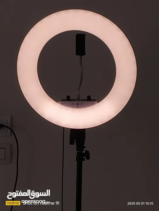 إضاءة LED حلقية إضاءة دائرية (رينق لايت) مع حامل جوال ، متعددة الإضاءات - حجم كبير