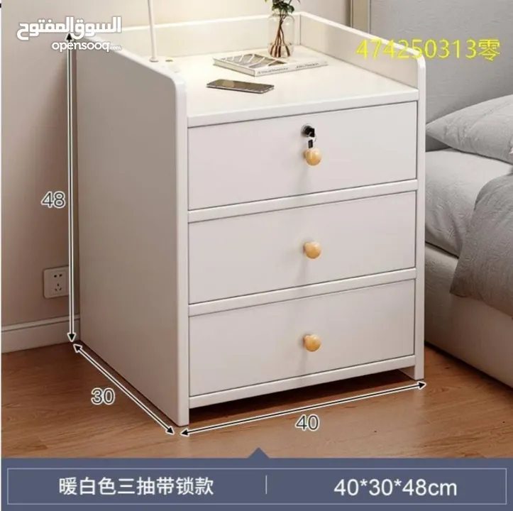 كومدينا خشب أنيقة وعملية، 3 جرارات ودرج علوي فيه قفل عشان تحفظ أغراضك الخاصة بأمان! تصميم مرتب وناعم
