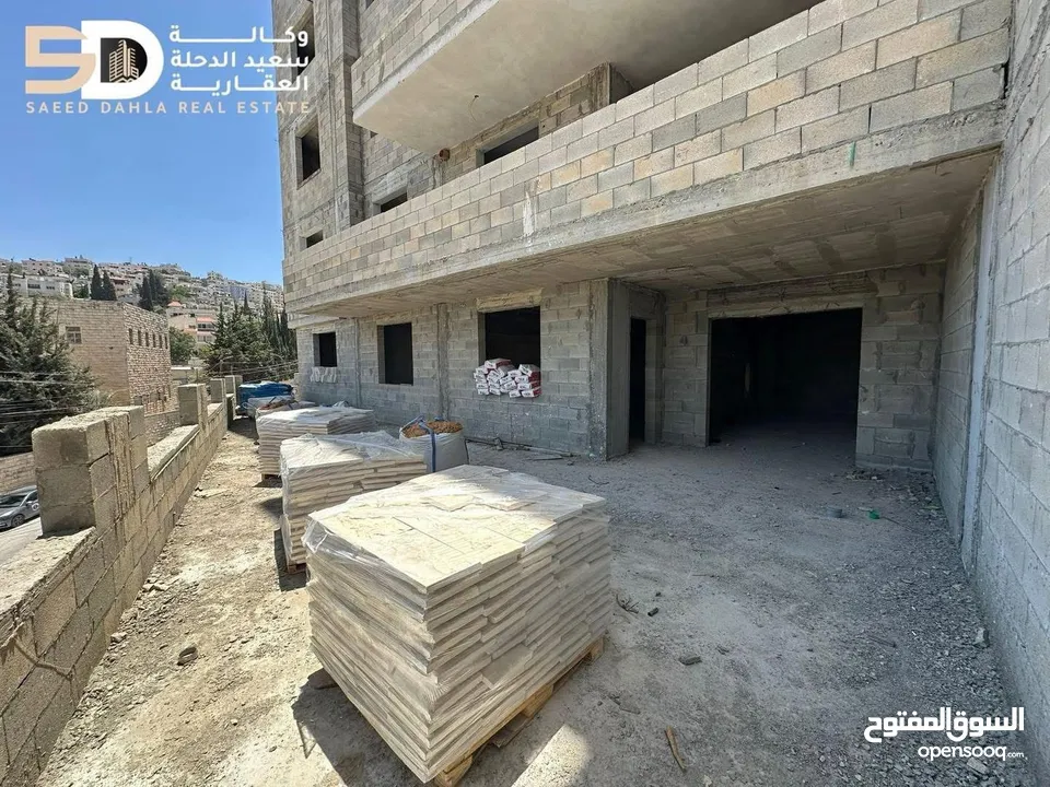 شقة سكنية عظم بمساحة واسعة طابق اول مع ترس بالقرب من وسط البلد مقابل مدرس بنات جنين الثانوية