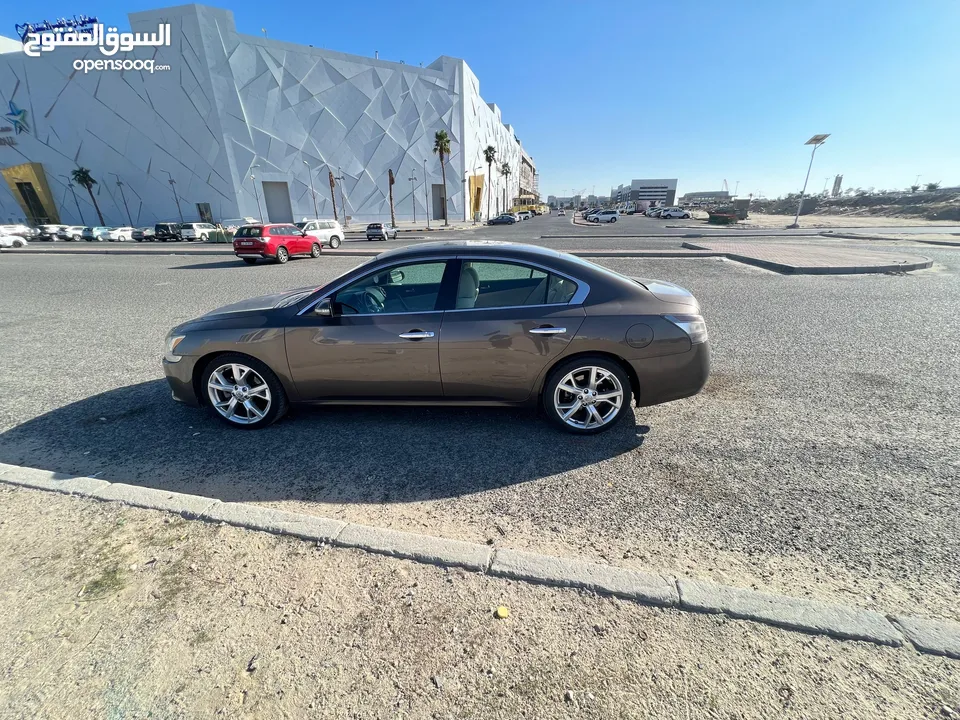 Nissan Maxima, brown color, made in 2014.