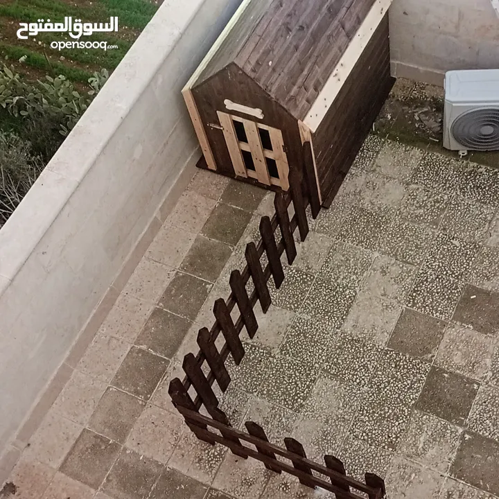 أكواخ خشبية وبيوت للحيوانات