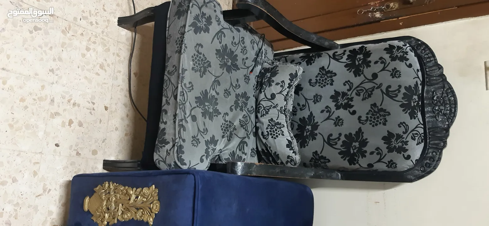 طقم كنب للبيع مع طاولات