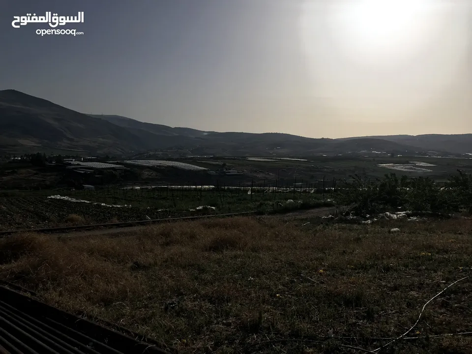 ارض للبيع في النصارية مطلة على جميع الجهات ما بسكر عليها حدا وصحية واصل مياه وكهرباء مع جدار جنوبي