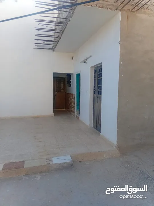 بيت مكون من طابقين وشقه بجانبهم للبيع
