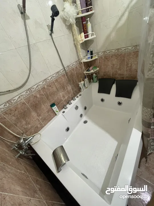 جاكوزي للبيع 230 قابل للتفاوض مستعمل بسيط
