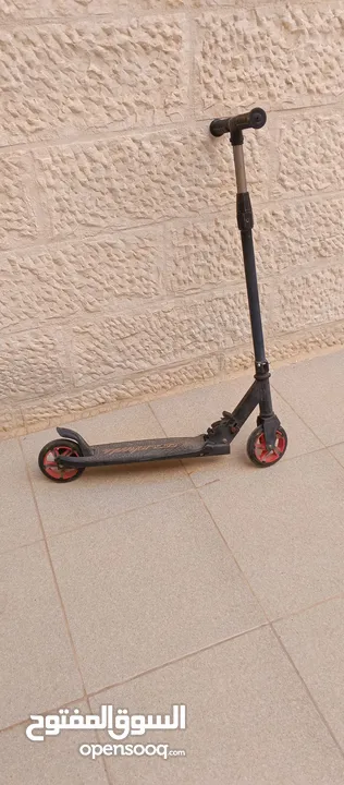 سكوتر احمر و اسود اصلي بحاله جيده جدا و بسعر مغري 22 غير قابل للتفاوض