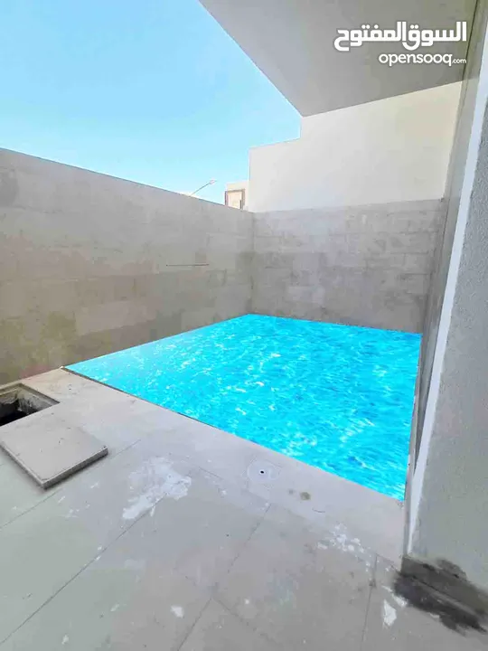 للإيجار في أبو فطيرة فيلا مع حمام سباحة وغرفة سائق تشطيب راقي جدا أول ساكن موقع مميز مقابل ساحة