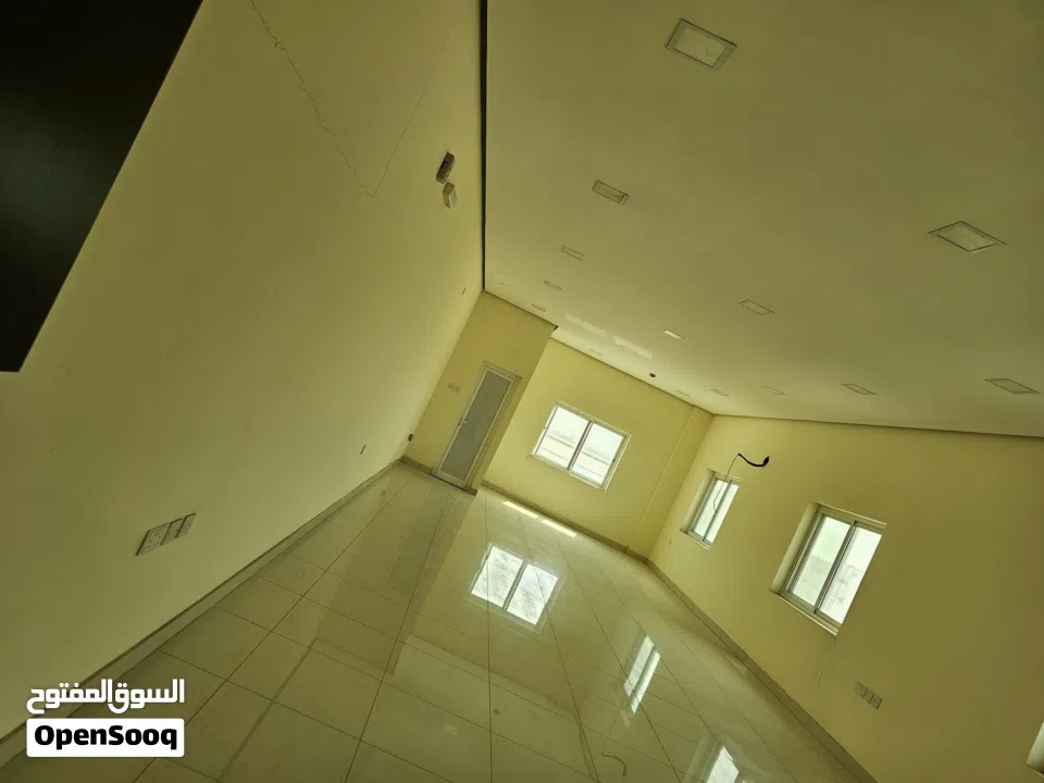 مكتب للايحار في سلماباد الجديدة قرب المدينة للزجاج