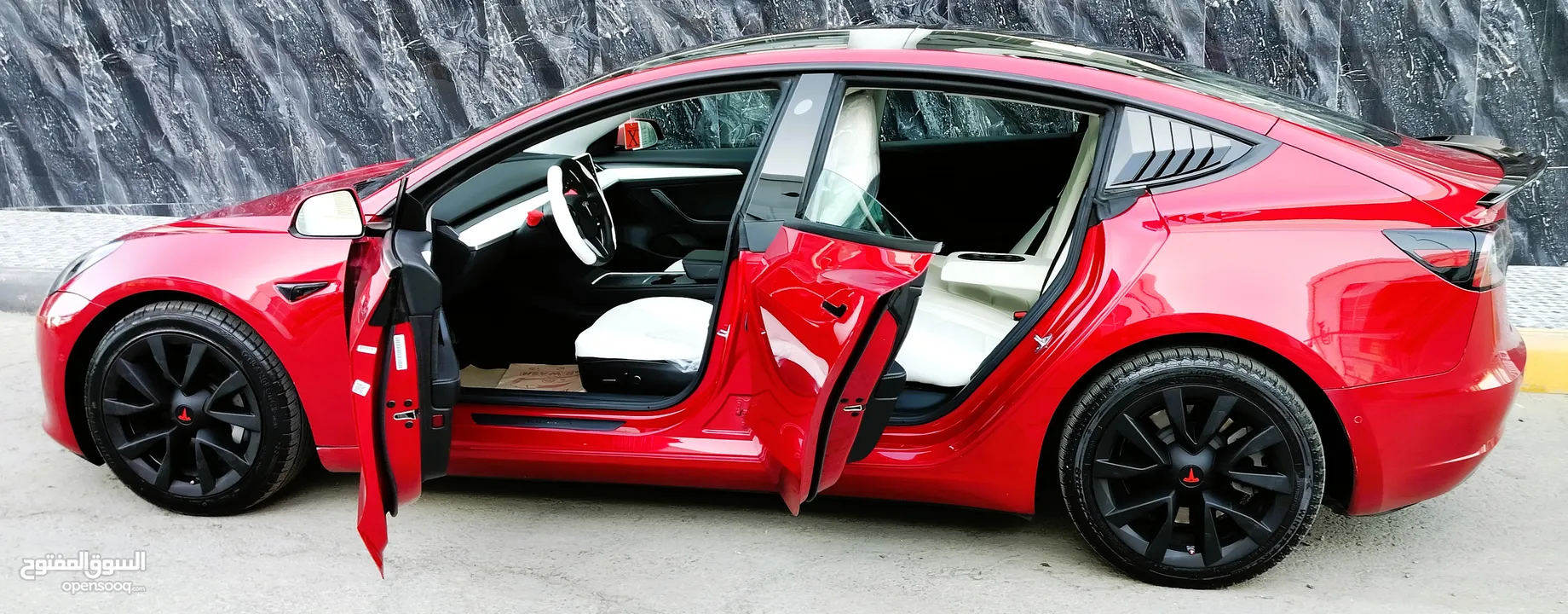 تيسلا 2022 model 3 فحص كامل 4 جــيـــد بدون ملاحظات غرفة جلد ابيض لون مميز بحالة الوكالة بسعر لقطة