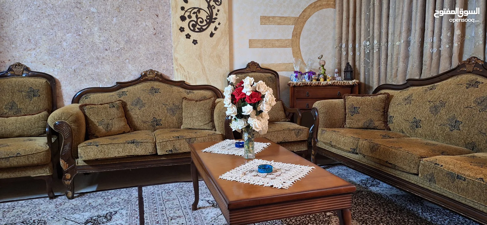 طقم غرفة جلوس كنبايات خشب زان 9 مقاعد بحالة جيدة جدا