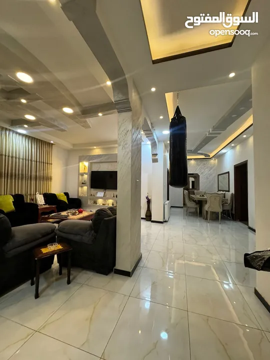 عماره ثلاث طوابق وروف بمواصفات خاصه للبيع في جبل الحسين