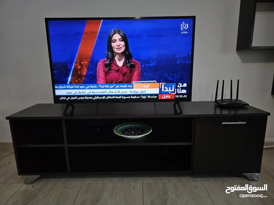 طاولة تلفزيون مع رفوف ديكور خشب ثقيل
