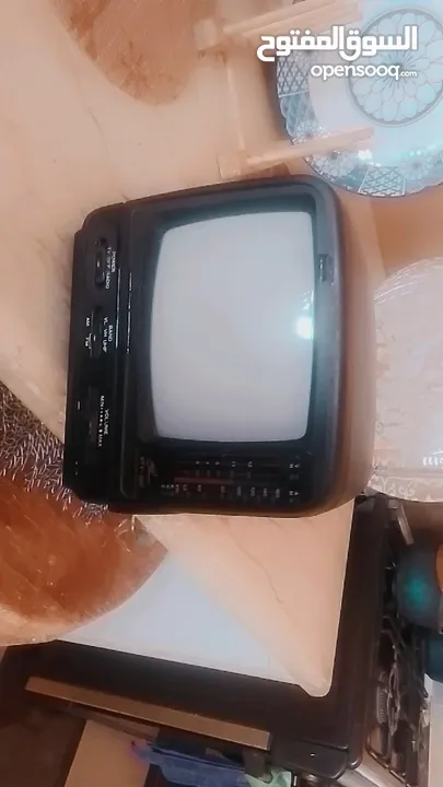 جهاز تلفزيون مع راديو...ابيض واسود .