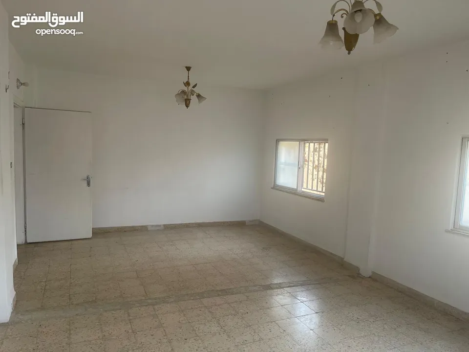شقة للإيجار في جبل النزهه من المالك