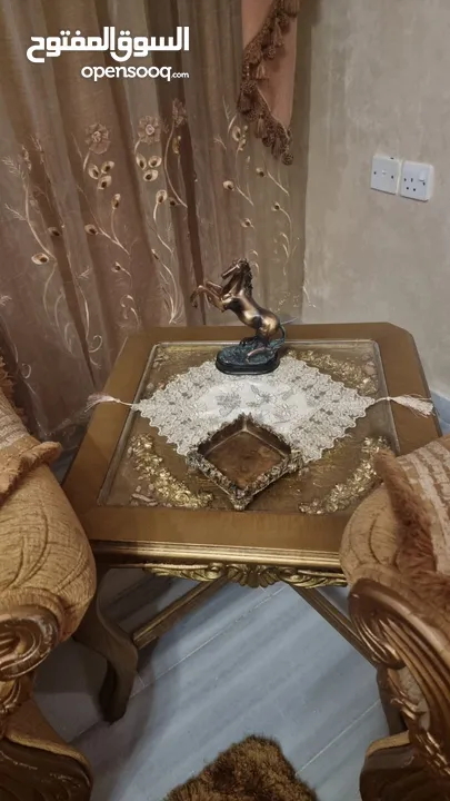 طقم كنب وطقم طاولات وسط وطقم طاولات سيرفس و برادي للبيع بسعر مغري جميع الاثاث تفصيل لا يوجد اي كسر