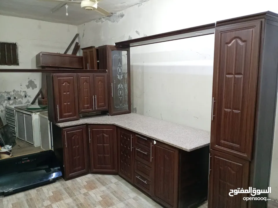 مطبخ المنيوم مع جرانيت مع مجله مع بطاريه مع شفاط