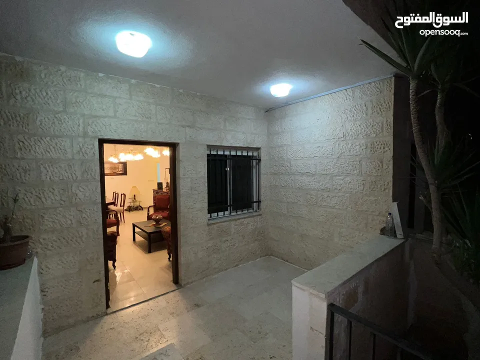 شقه  ارضيه مفروشه مكونه من غرفتين نوم وحمامين وصاله وصالون ومطبخ مجهز بالكامل  برنده  مواقف خاصه