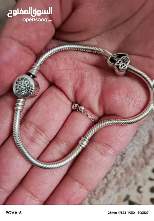 اسواره bandora الاصليه  مع شارمز وحده فضه اصليه مع علبتها . بسعر جميل 25د